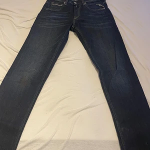 Replay jeans  - Tjena säljer nu dessa riktigt feta replay jeansen i modelen grover🥰 dom sitter riktigt fint🤩 och är i storlek 28/32 kom gärna privat för fler bilder eller frågor💯💯