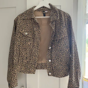 Jeansjacka - Jeansjacka i leopardmönster, stl: S