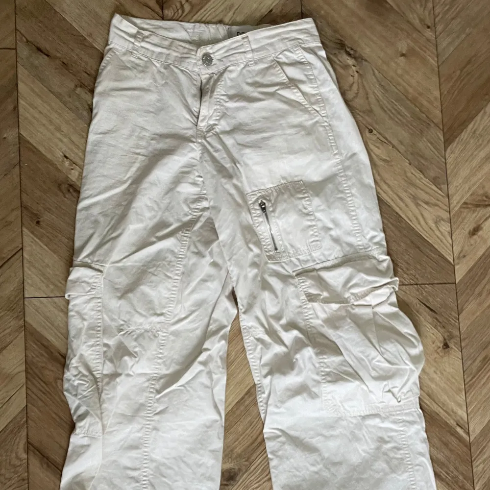 Beige cargobyxer köpta på Urban outfiters i USA för 670kr . Sitter skibra och bra kvalite.. Jeans & Byxor.