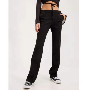 Neo noir kostymbyxor  - Neo noir cassie suitpants. Storlek 32 men passar mig med 34 ockdå💓 skriv för intresse eller egna bilder. I nyskick och köpta för 749 kr