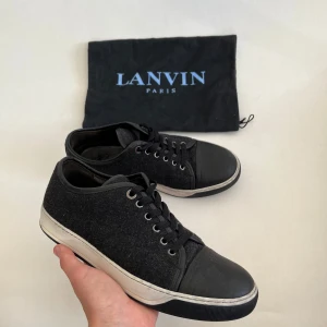 Lanvin skor - Hej, Säljer nu mina super snygga och trendiga skor från Lanvin. De är i storlek UK6 som passar 41-42.Nypris~4500 mitt pris 1599. Dustbag medföljer.