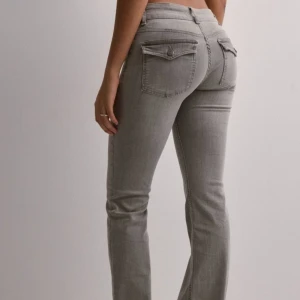 Gråa jeans från nelly  - Ett par jätte snygga gråa jeans från nelly i storlek 32. Använda 1 gång och inga defekter 