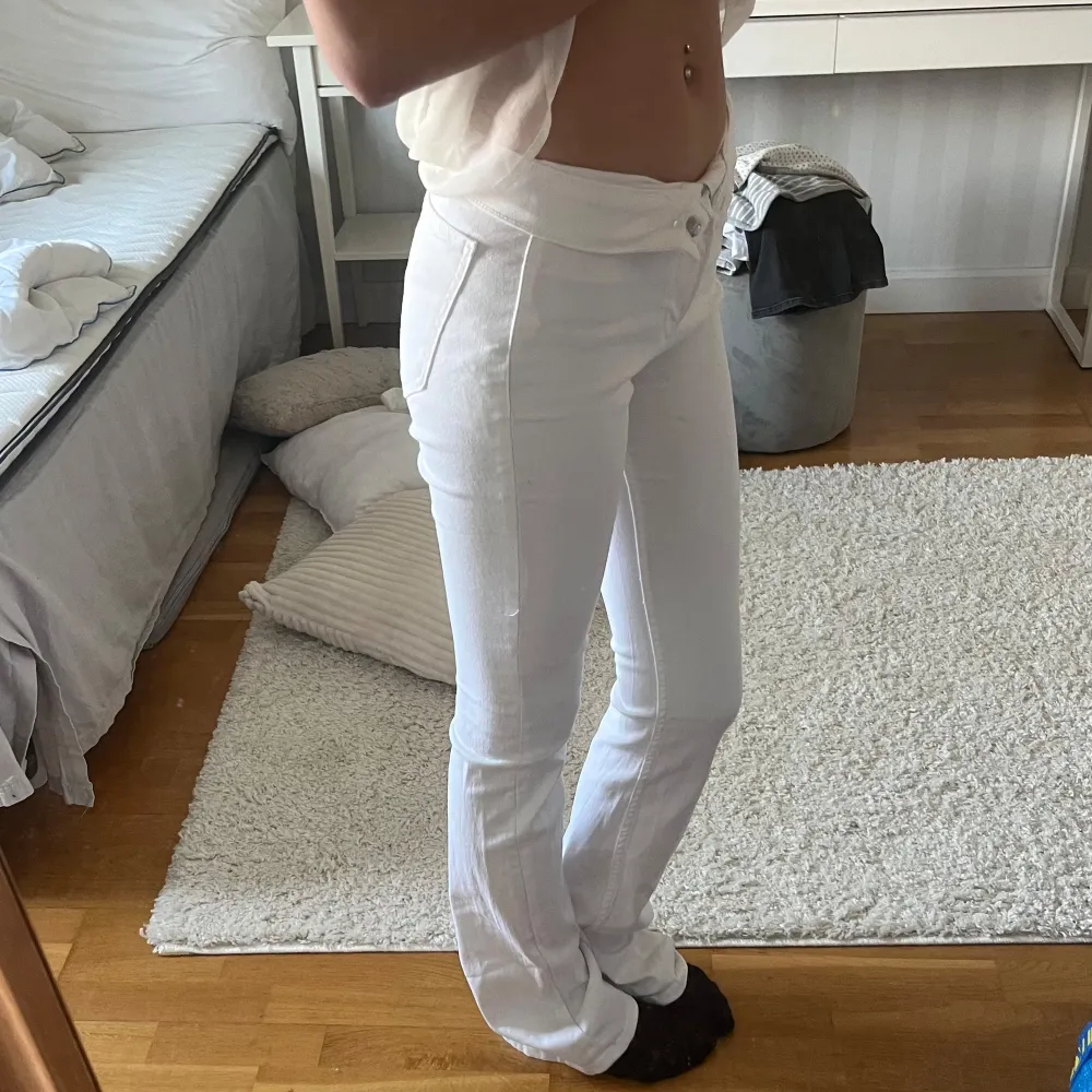 Vita jeans med hög midja, stretchiga, inga fel ❣️. Jeans & Byxor.