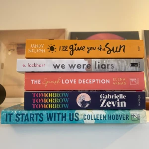 Böcker! - 5 engelska böcker. 40kr/st  It starts with us, mycket fint skick! Tomorrow & tomorrow & tomorrow, nyskick The spanish love deception, mycket fint skick!  We were liars, mycket fint skick!  I’ll give you the sun, bruten bokrygg men annars fint skick.