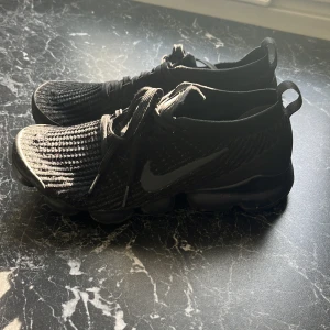 Vapormax  - Köpte dom av en vän för ett tag sen och dom kom lite söndriga vid stor tån skorna har det tyget så dom går sönder med tiden, använde dom i början men nu ligger dom bara och tar plats, pris kan diskuteras vid snabb affär mer info kom dm 
