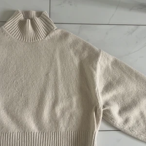 Stickad tröja med polokrage  - Jättefin oanvänd Cremevit finstickad tröja från HM🤍