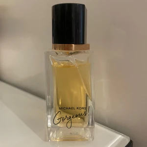Michael kors gorgeous parfym - Den har en fräsch och feminin doft med en kombination av blommiga och träiga toner. Parfymen har en sofistikerad och självsäker känsla, perfekt för någon som vill utstråla både elegans och styrka. Ny pris: 635 Mitt pris: 349