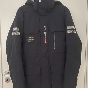 Sailracing vinterjacka - Tja! Säljer en sail racing vinterjacka som jag köpte för några sen, dock är det fortfarande i jättebra skick. Modellen säljs inte längre på nätet eller så. Priset går och diskuteras