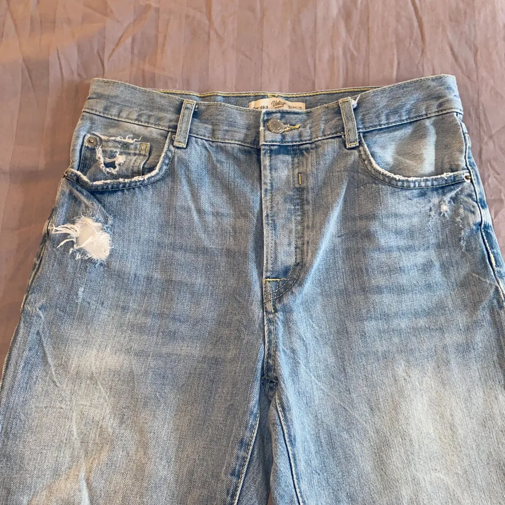 Säljer ett par blå straight jeans från Bershka i storlek 36 med slitningar och knappgylf. Använt skick. Har legat i förråd. Men tvättar alla kläder innan det skickas! . Jeans & Byxor.