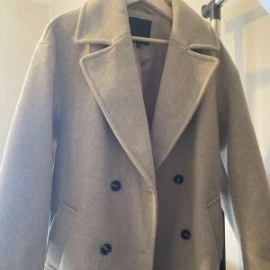 Elegant kappa-Nyskick,XS - En elegant kappa som köptes i lager157 för dyr pris. Säljs billigt så nån annan kan få användning av den, storlek XS, lite för stor i passformen, Kan mötas eller fraktas. Helt Nyskick.  Hör av er för fler frågor. : ) 