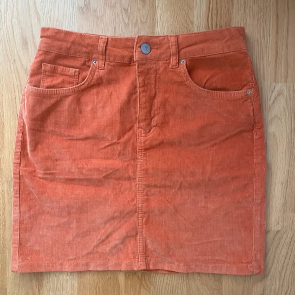 Orange Manchester kjol med en liten fläck på sig annars bra skick.. Hameet.
