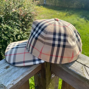Burberry keps - Burberry keps, helt ny. Skriv privat för fler frågor 🤝