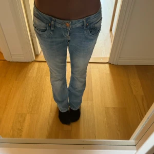 Ltb jeans  - Ljus blå Ltb jeans som tyvärr inte kommer till användning. Använda ungefär 3 gånger. Köpta för 700kr  Innerbenslängd: 75  Midjemått:39