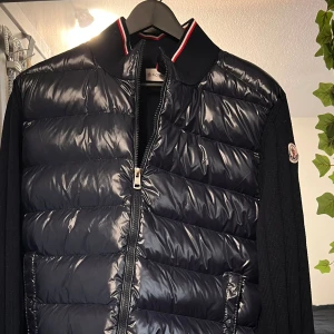 Moncler Cardigan  - En riktigt snygg moncler cardigan i riktigt bra skick! Skriv om det ar nagra fragor eller funderingar!