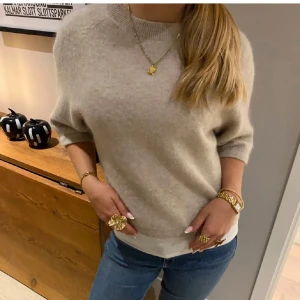 Stickad tröja - Jätte fin stickad tröja i alpaca från & other stories. I topp skick, skriv privat för fler bilder! Kan gå ner i pris