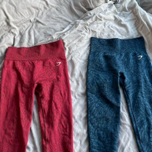 Gymshark träningstights - Gymshark träningstights med lite scrunch, knappt använda! 300 för båda 139 för ett par! Färg vinröd och marinblå ❤️💙