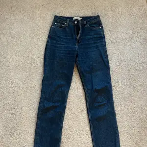 &otherstories Jeans, högmidjade och slutar vid anklarna på mig som är 173 cm. Raka jeans