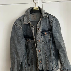 Blå jeansjacka från Vero Moda  - Supersnygg blå, stentvättade jeansjacka från Vero Moda. Endast använd fåtal gånger och helt utan märken eller slitage.  - Storlek M (normal i storleken) 