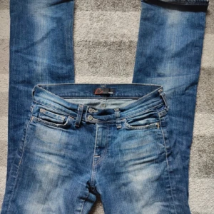 Low waist jeans från crocker. Stil. W 27 - W 27, L 32 Midjemått tvärs över 36cm Gren till midja 20cm Innerbens längd 80cm Fotvidd tvärs över 20cm    low waist bootcut jeans den crocker med tryck på bakficka   Modell CR regboot 80 AR-vintage