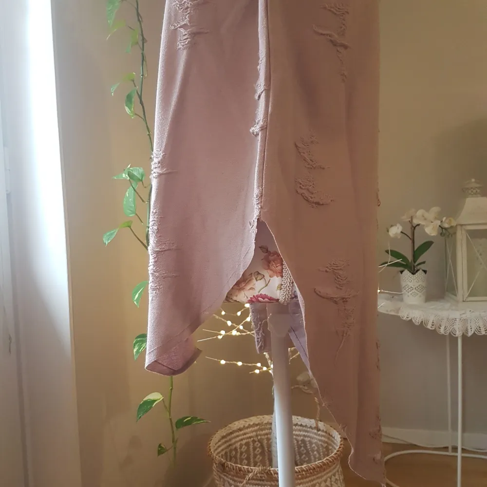 Lite använd, tunn tröja med rå distressed-look. Längre bak. Dämpad mauve/dammlila (svår att fota, men bild 5 blev mest rättvis) ~ STOR rensning i min shop ~ Välj 5 för 100kr oavsett pris, skicka medd/lämna som prisförslag (gäller där det står) ~. Neuletakit & Villapaidat.