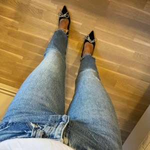 ZARA Jeans  - Medelhög midja. Storlek XS. Använda några gånger, har en fläck på nedre byxbenet, har inte testat få bort den. 