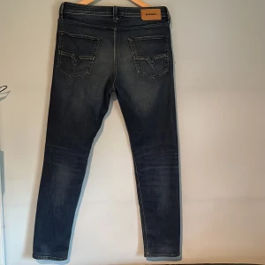 Diesel jeans - Riktigt snygga straight/slim diesel jeans Riktigt bra skick 9/10 W31 L32 Priset är inte hugget i sten!