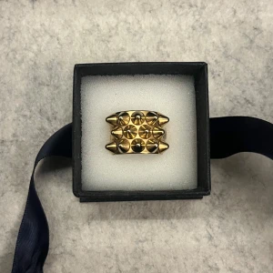 Edblad ring - Edblad ring med nitar i guld! 