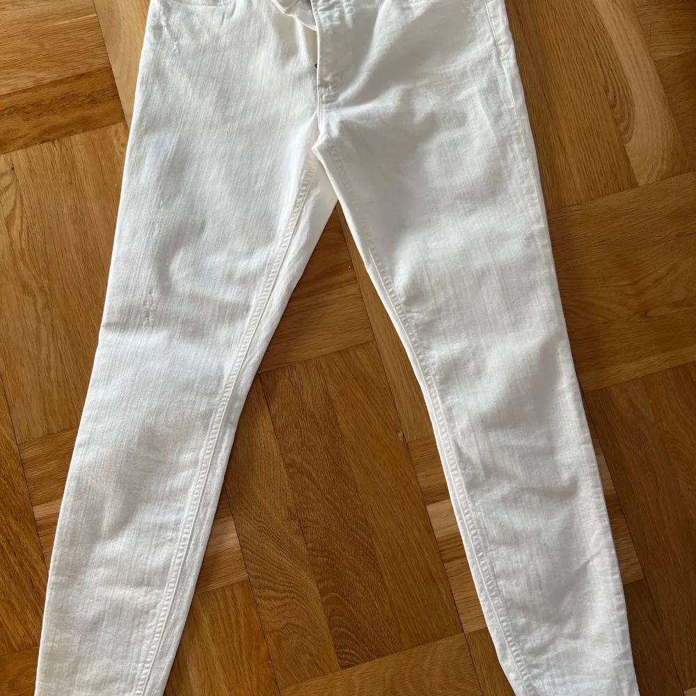 Tajta vita Odd Molly jeans, mid-waist☁️🎀 Odd Mollys storlek W30 med måtten:  Midja: 76,5 cm  Höft: 101,5 cm Insida ben: 71 cm Oanvända!. Jeans & Byxor.