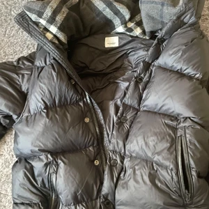 Burberry jacka  - Burberry jacka i storlek M/L. Sparsamt använd. Armarna går att ta bort och göra till en väst vilket gör att den passar året runt.