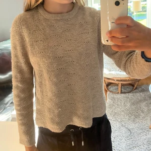 Snygg tröja! - Säljer denna fina tröja då den har blivit lite liten för mig! Tröjan är från ONLY och är i storlek M! Skulle säga att den mer är som S!