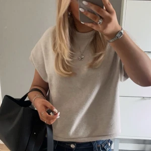 Stickad tshirt - Säljer denna super fina stickade tshirten då den inte kommer till användning!💕 Köptes för ca en månad sen!  Helt slutsåld!!