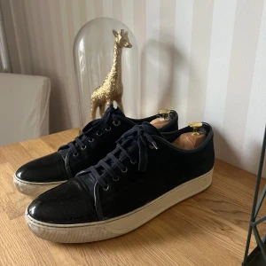 Lavin marinblå - 43 - Något slitna men ändå bra skick.  Finns en liten flaw fram på vänster tå, vid sulan  Nylingen impregnerade  Skicka gärna dm vid eventuella frågor eller fler bilder. 