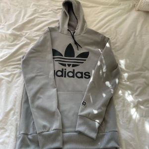 Adidas snowboard jacka  - Fin snowboard jacka i bra skick. Storlek XS men är lite oversized.. Hör av er vid intresse ☺️
