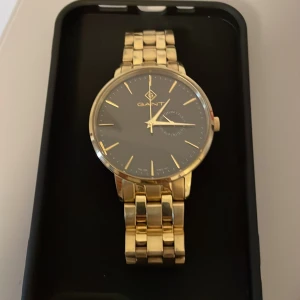 Gant Park Hill lll - Använt några gånger. Skick 9/10. Kommer inte med box eller kvitto eftersom jag tappat bort dem.Batteribyte behövs. Nypris 2690. Högst prisförslag får den. Pris kan sänkas vid diskussion.