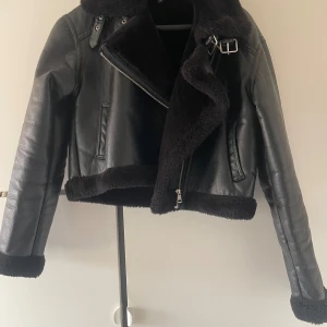 Jacka  - Jacka från hm, ganska kort med fina detaljer, mysig päls inne. Använt några gånger men är i bra skick, stl xs, passar S