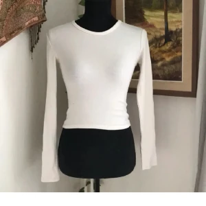 Vit ribbad långärmad magtröja - Köpte tröjan från plick för 100kr den är dock för kort i armarna på mig och därmed säljer jag den. På plagget står det xs men jag tycker den sitter mer som xxs