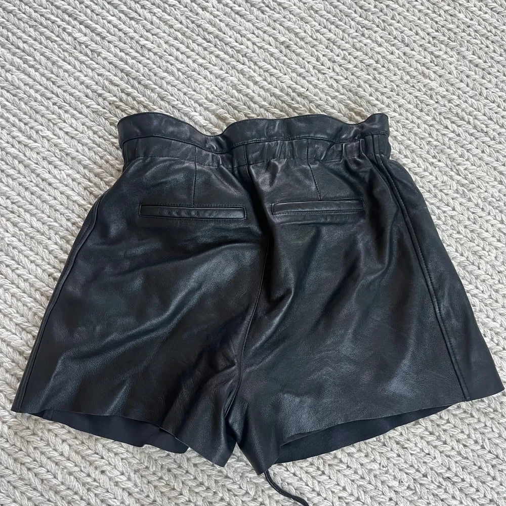 Sjukt snygga skinnshorts från  Dante 6. Går att ha på olika sätt, kasa ner på höften eller dra åt resåren och få lite midja. Som nya. . Shorts.