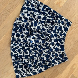 Blommig Gant-kjol med volanger - Kjol ifrån gant med volanger och blommönster. Superfin! Storlek barn 158/164 men passar xs/s!