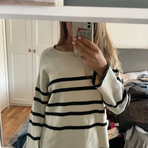 Stickad tröja  - Säljer denna superfina tröjan från vero moda då den tyvärr inte kommer till användning. Den är nästan helt oanvänd och alltså i nyskick! Skriv via frågor och annat🥰