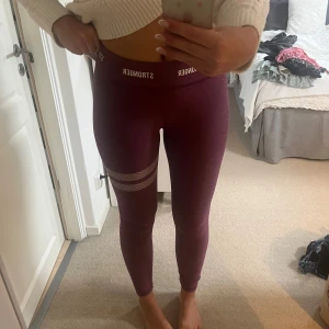 Stronger träningstights  - Träningstights från Stronger i en jättefin rosa färg. Sköna och sitter bra😍🌸 bra längd för mig som är lång 
