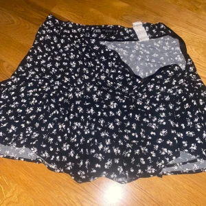 H&M blommig kjol - Med band som knyts runt midjan, bra skick 