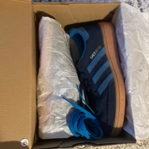 Adidas handball spezial - JÄTTE SNYGGA Helt nya med skolåda och extra skosnören endast använda ett få tal gånger då de tyvärr är lite stora🩷