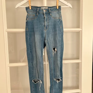 Skinnyjeans - Skinnyjeans från GinaTricot, modell molly, okej skick, storlek S,  hör av er vid frågor eller intresse!🩷 30 kr 