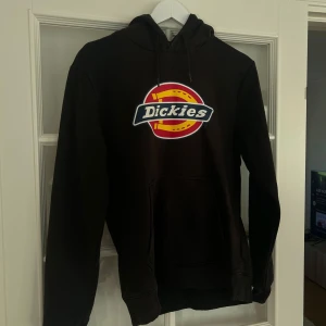 Dickies hoodie - Dockies hoodie, en aning missfärgad, annars bra skick, storlek XS, hör av er vid frågor eller intresse!🩷 50kr