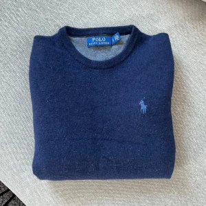 Ralph Lauren Tröja 100% Merinoull - Säljer denna snygga Ralph Lauren tröja. Passar storlek XS. 100% merinoull. Toppen skick, inga defekter!