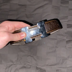 Brunt Hermens bälte - Snyggt brunt Hermens bälte funkar jätte bra, ganska nytt bälte använt några gånger säljer den för att jag har ett nytt nu, äkta bältet 