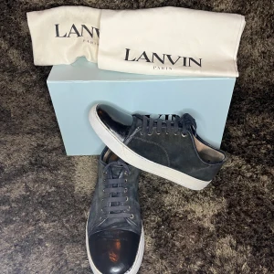 Lanvin skor - Säljer ett par riktigt fräscha lanvins i färg mörkblå för endast 2599kr. Skorna har varit hos en skomakare och är fixade på bra sätt. De har liten defekt vid sulan längst fram men inget man tänker på. Storlek 43