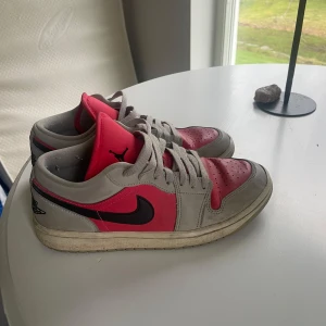 Nike jordan Low  - Väl använda skor men inte slitna på sulan under! Lite creasade. Osäker på om lådan finns!