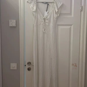 Vit långklänning med knyt - Säljer en super snygg klänning från lager har aldrig använt den för att den var för stor ny pris 200 och säljer nu för 120