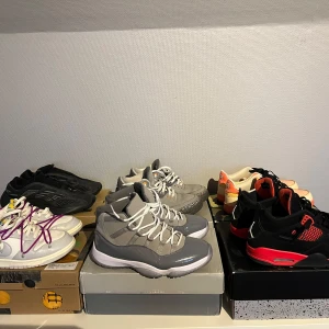 Jordans - Utförsäljning på skor - strl 43-44. ALLA par är äkta.  {Yeezy 700 v3 strl 44 9/10 skick - 1700kr}   {Off White dunks LOT 21 strl 43 10/10 skick - 1900kr}   {Jordan 3 Wolf Grey ❌SÅLDA}   {Jordan 11 Cool Grey strl 43 ❌SÅLDA}   {Bapestas strl 43 9/10 skick - 1300kr}   {Jordan 4 Red Thunder ❌SÅLDA} Alla priser är diskuterbara‼️